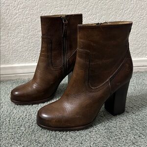 Frye Parker Short Smooth Leather Distressed Brown Ankle Boots Booties Size 6.5 M